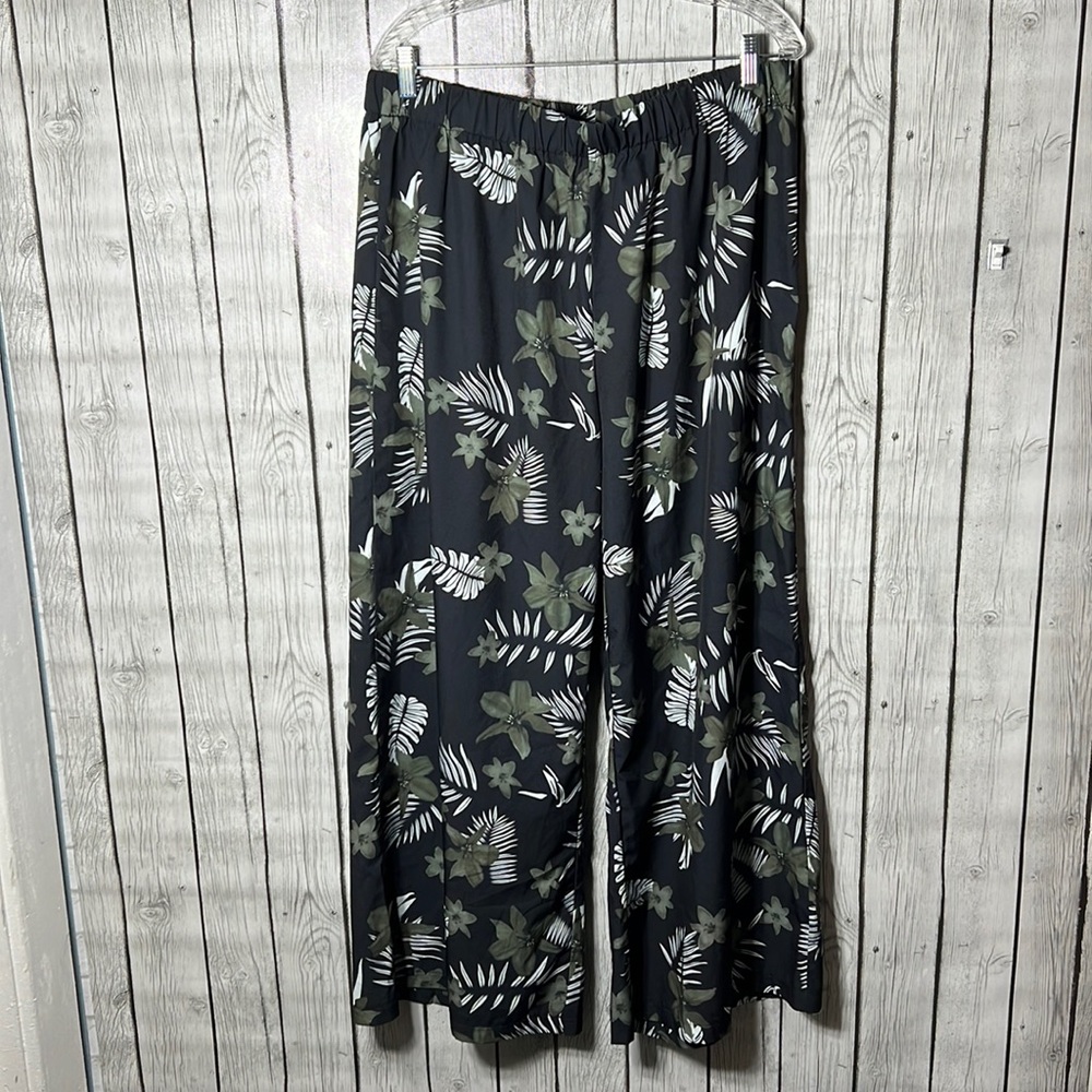 Shein Mulvari Plus Solid Crop Top & Tropical Prin… - image 2